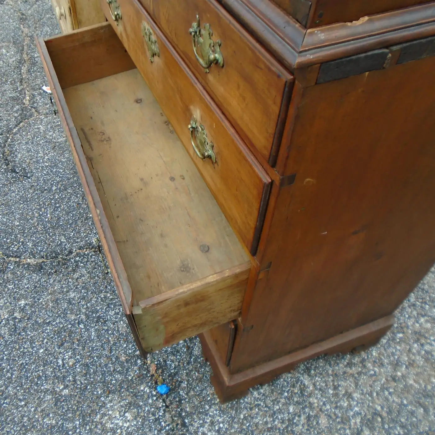 Late 1800s English chest of drawers