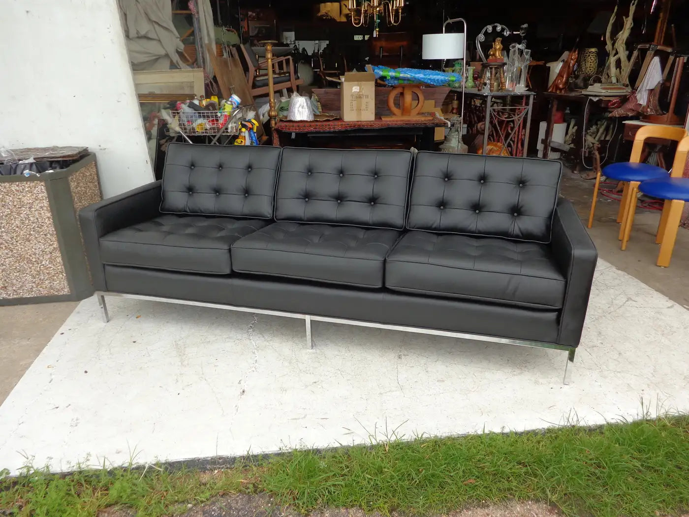 Iconic Florence Knoll leather sofa for contemporary spaces