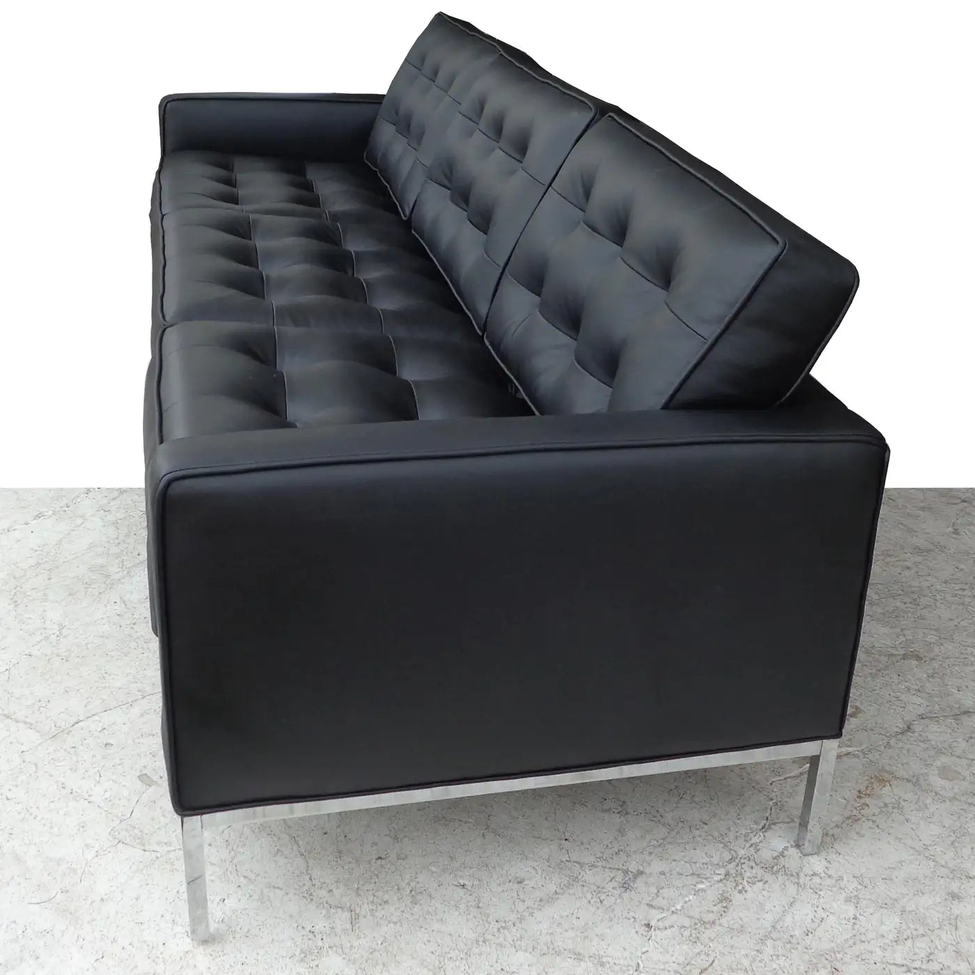 Sophisticated Florence Knoll leather sofa in black
