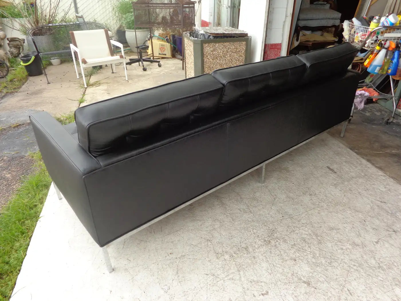 Timeless Florence Knoll black leather sofa for luxurious spaces