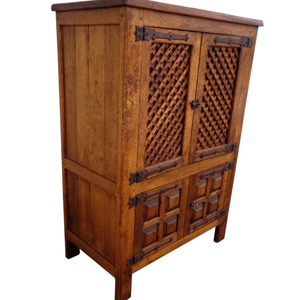 Compact entertainment unit with classic design