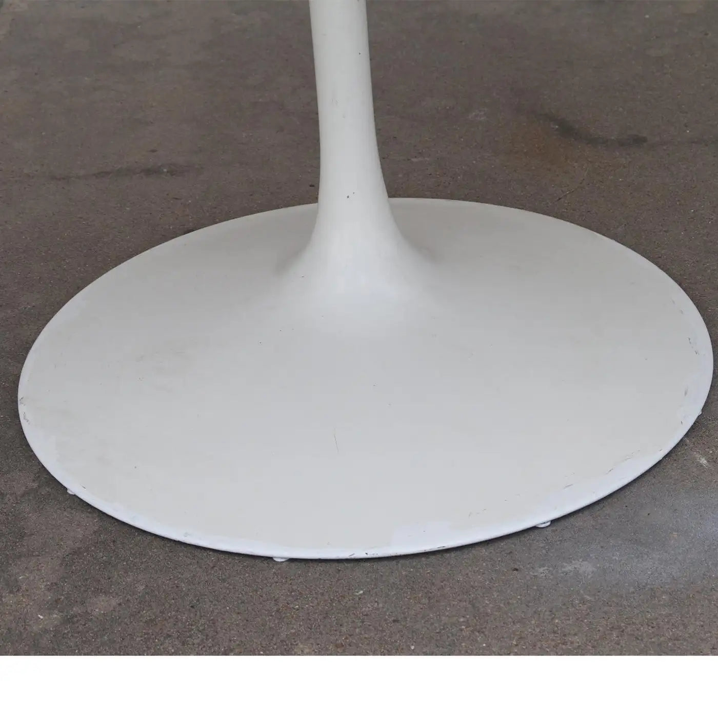 Classic 42-inch tulip table design