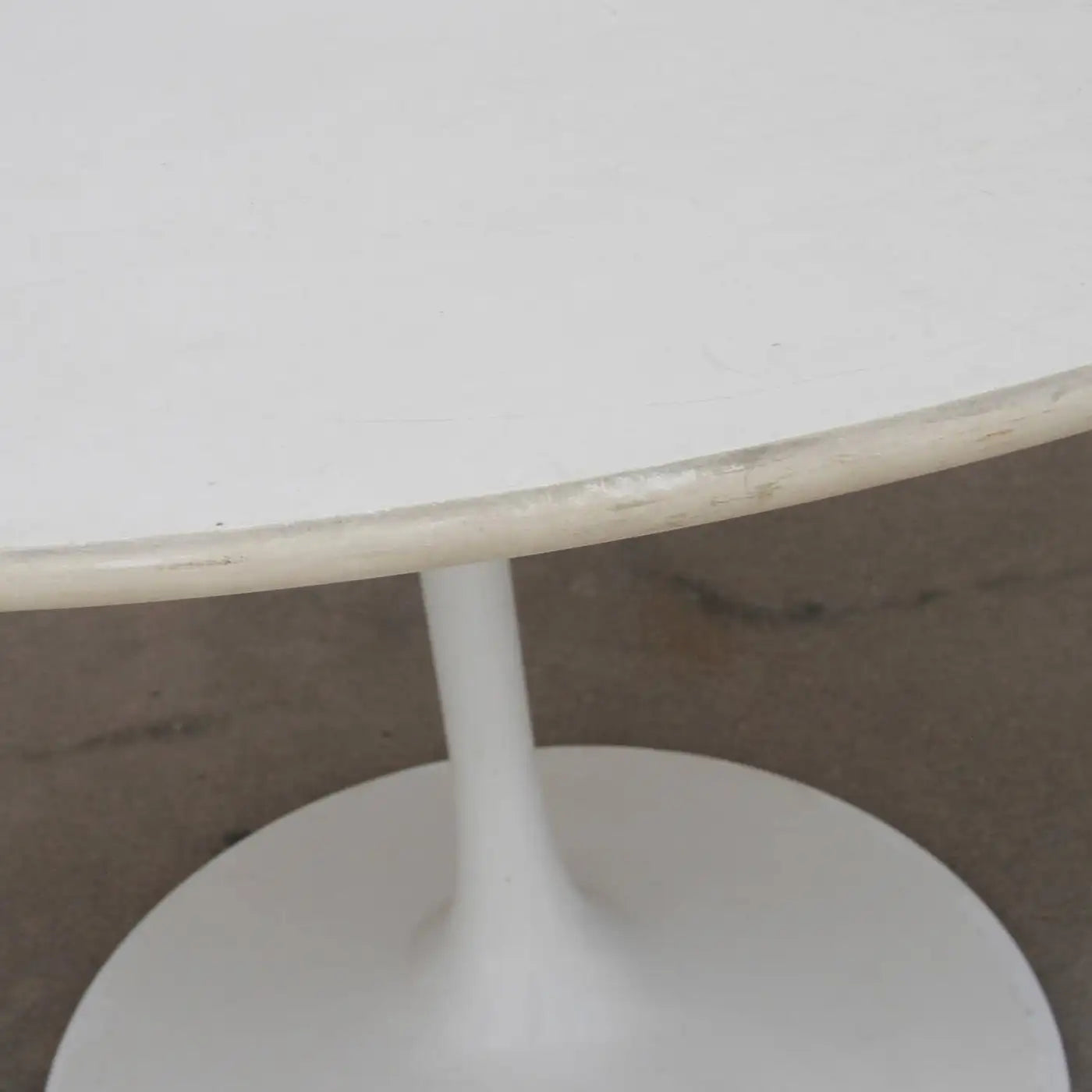 Modern round tulip table with pedestal