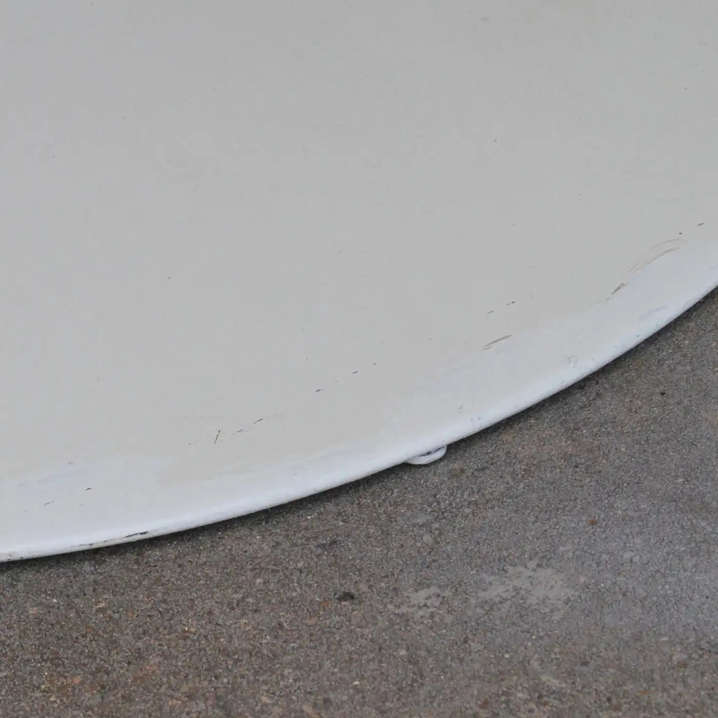 Iconic mid-century tulip table with white top