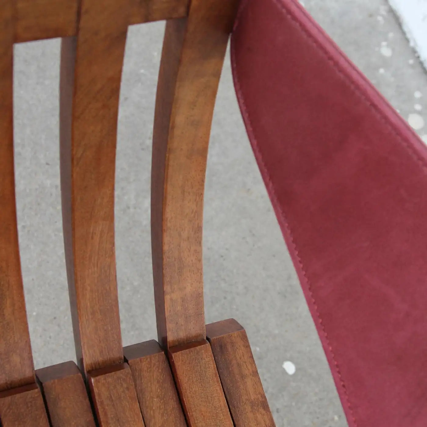 Elegant Curule chair with contemporary flair