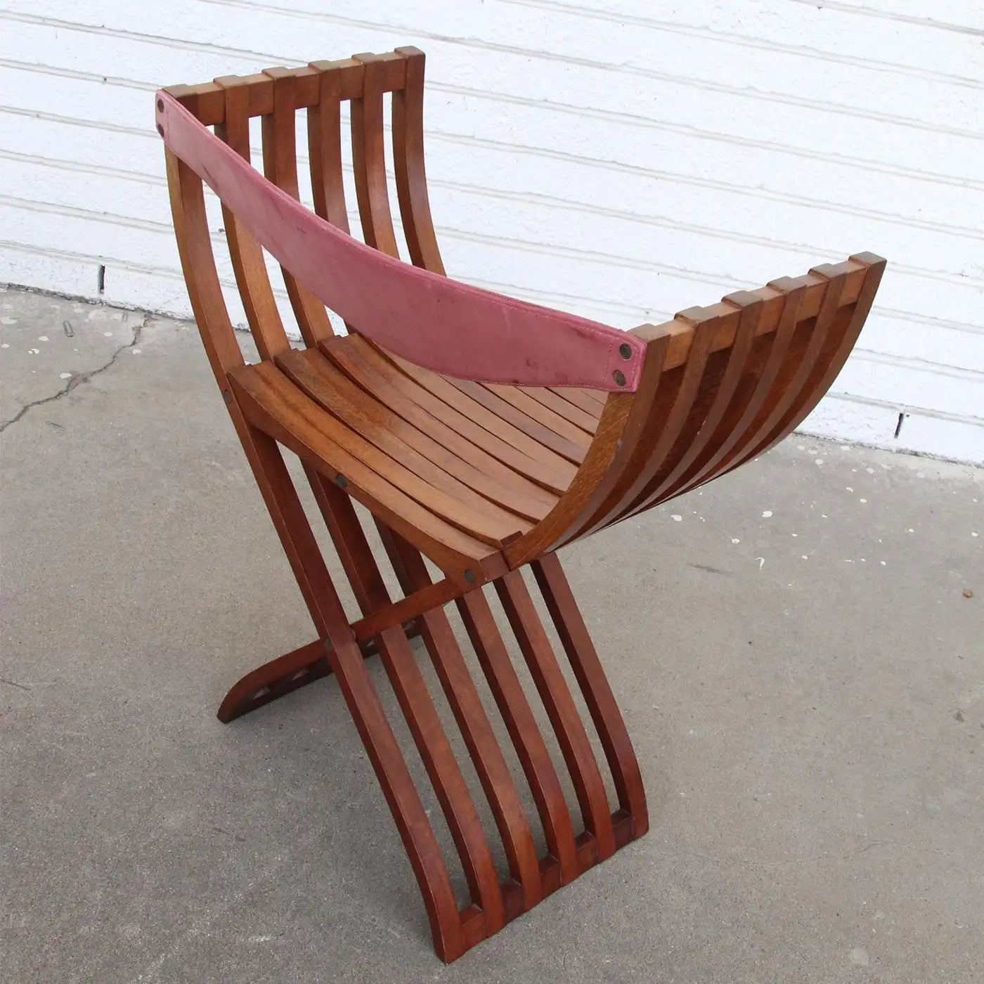 Curule chair with sleek, minimalist design