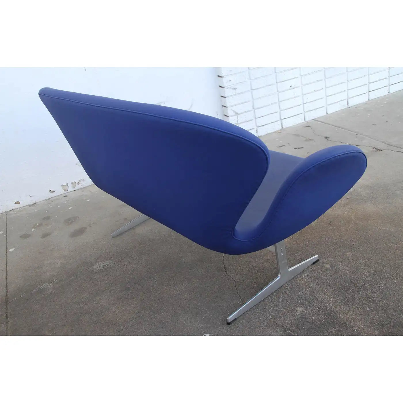 Arne Jacobsen sofa in bold color