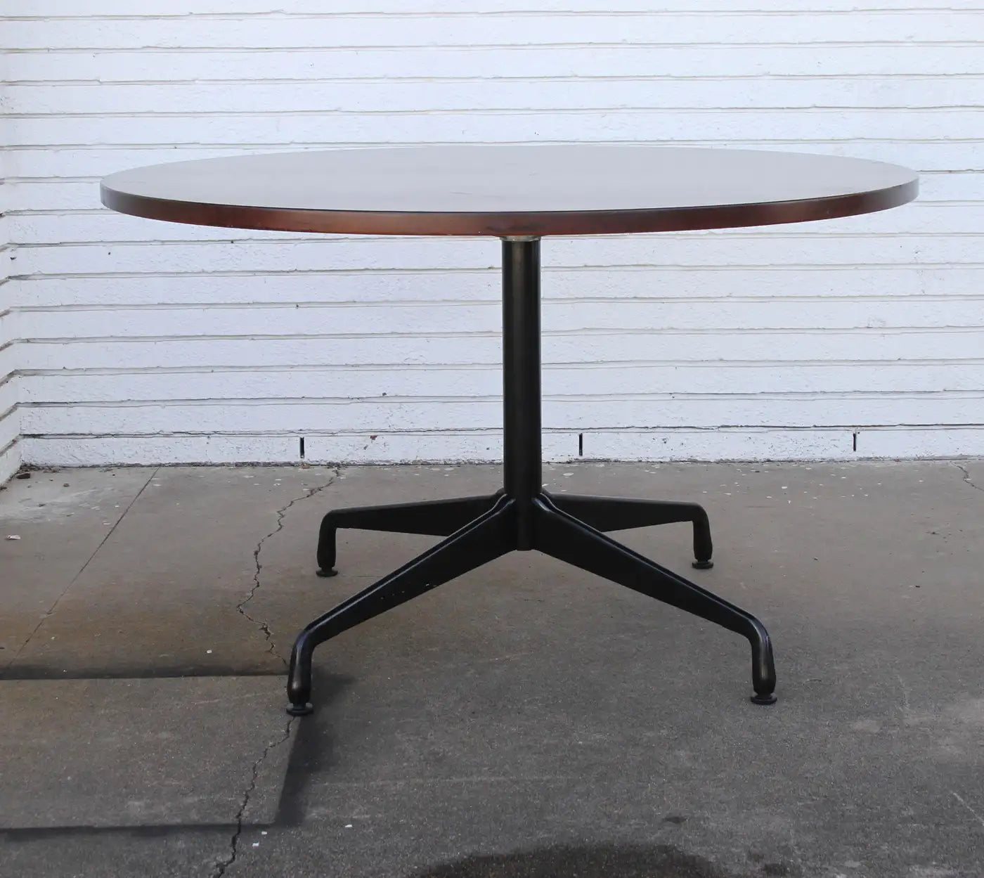 Side view of Eames Aluminum Group table