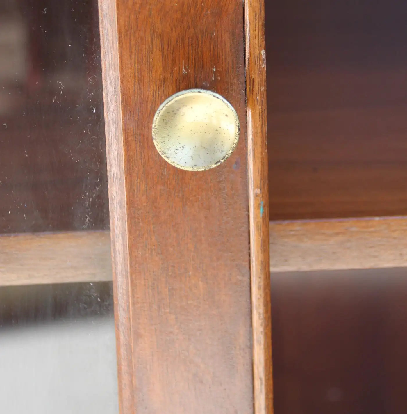 Close-up of Bernhardt etagere details