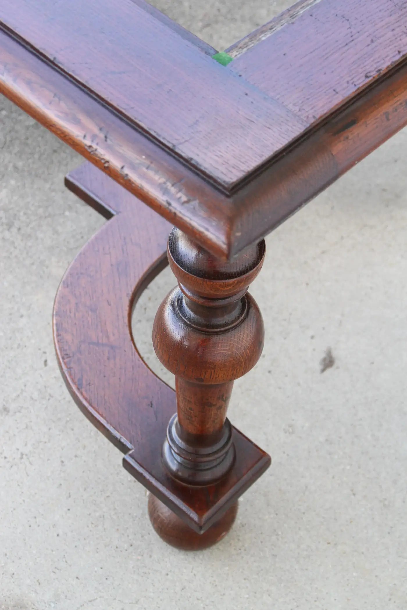 Elegant Renaissance Revival coffee table with X-bar stretcher