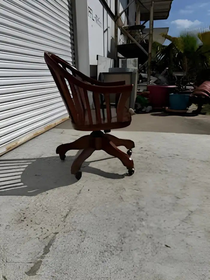 Windsor style swivel adjustable height chair
