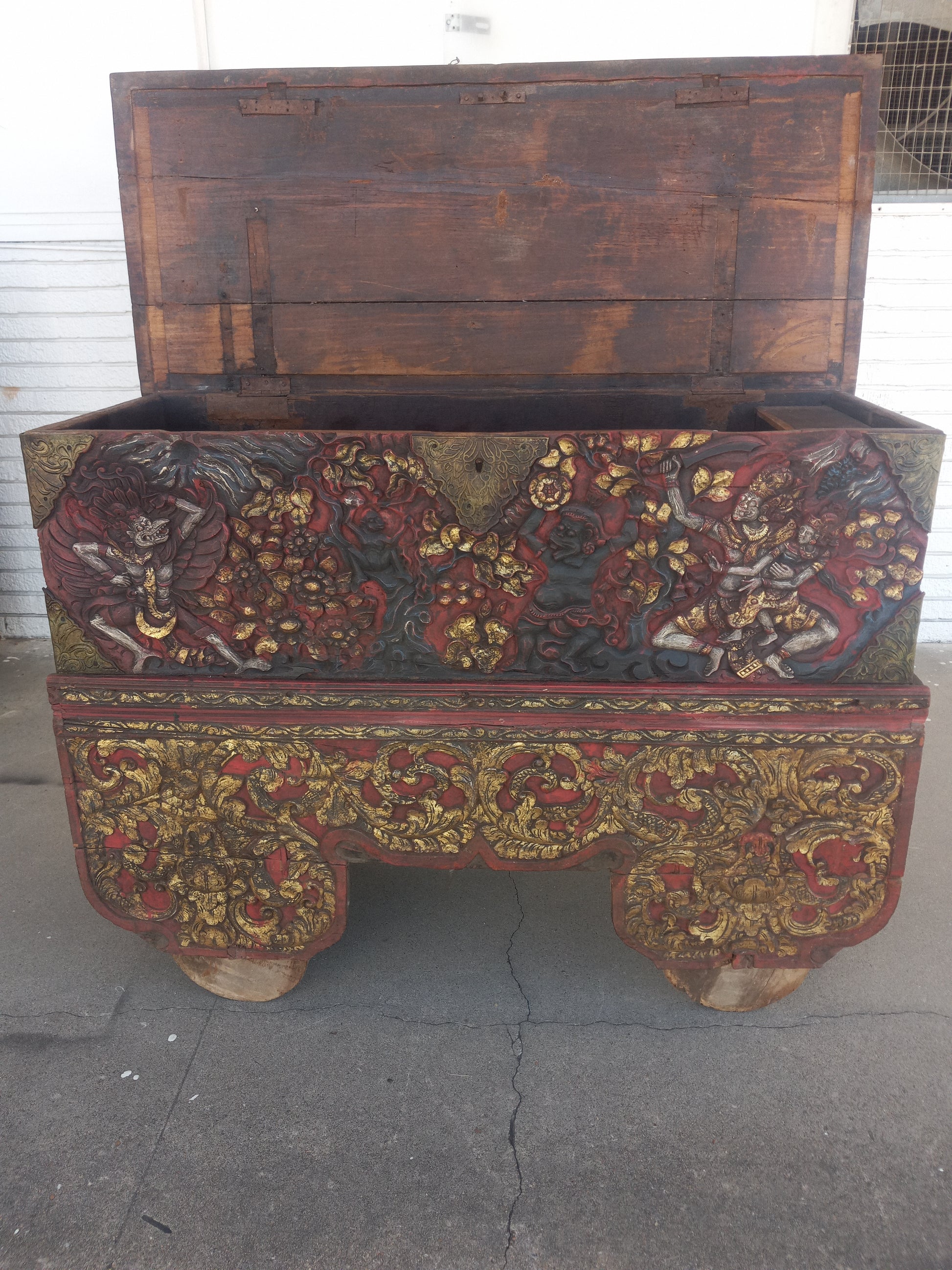 Elegant vintage coffer for wedding storage