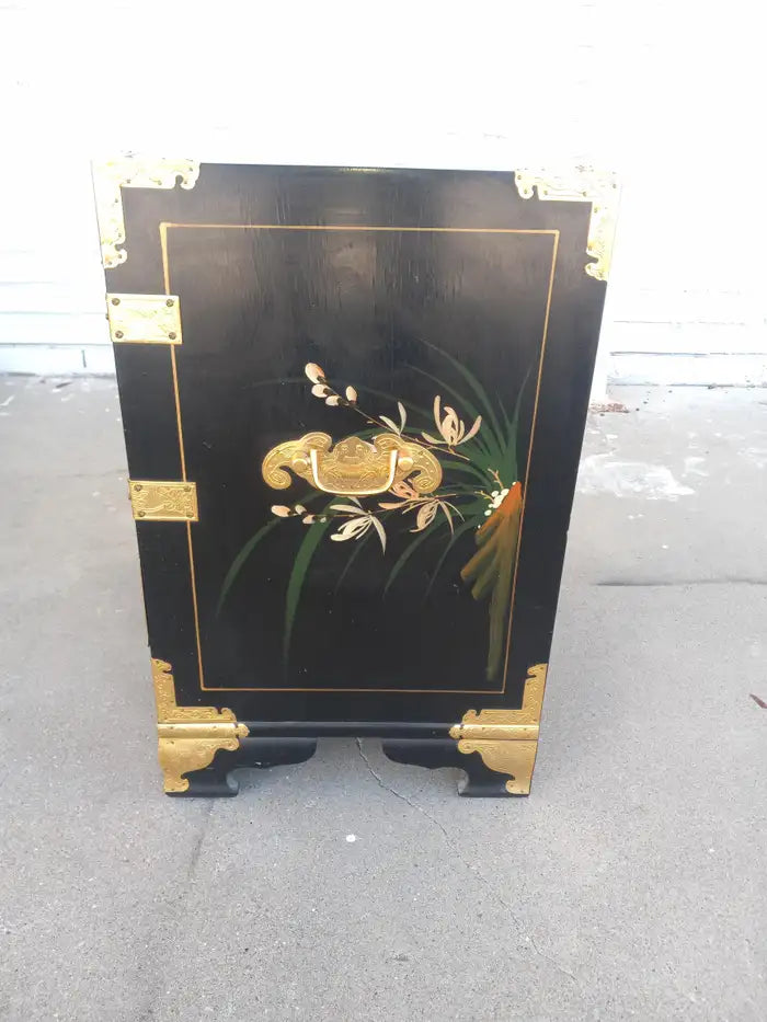 Antique Chinese lacquered Chinoiserie cabinet with decorative style.