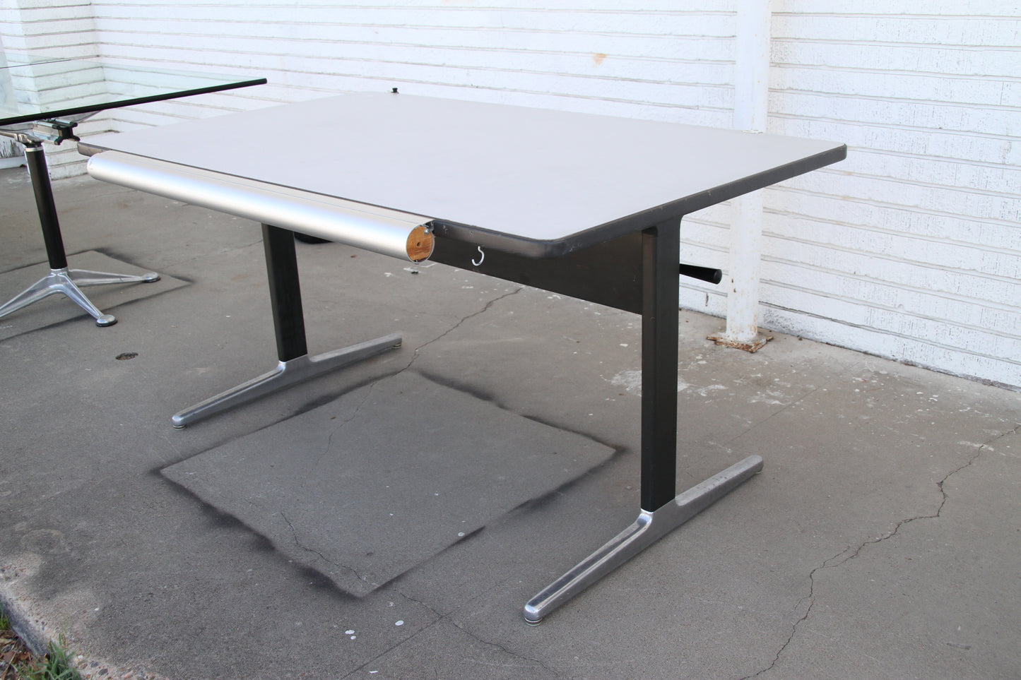 Minimalist drafting desk for digital projects