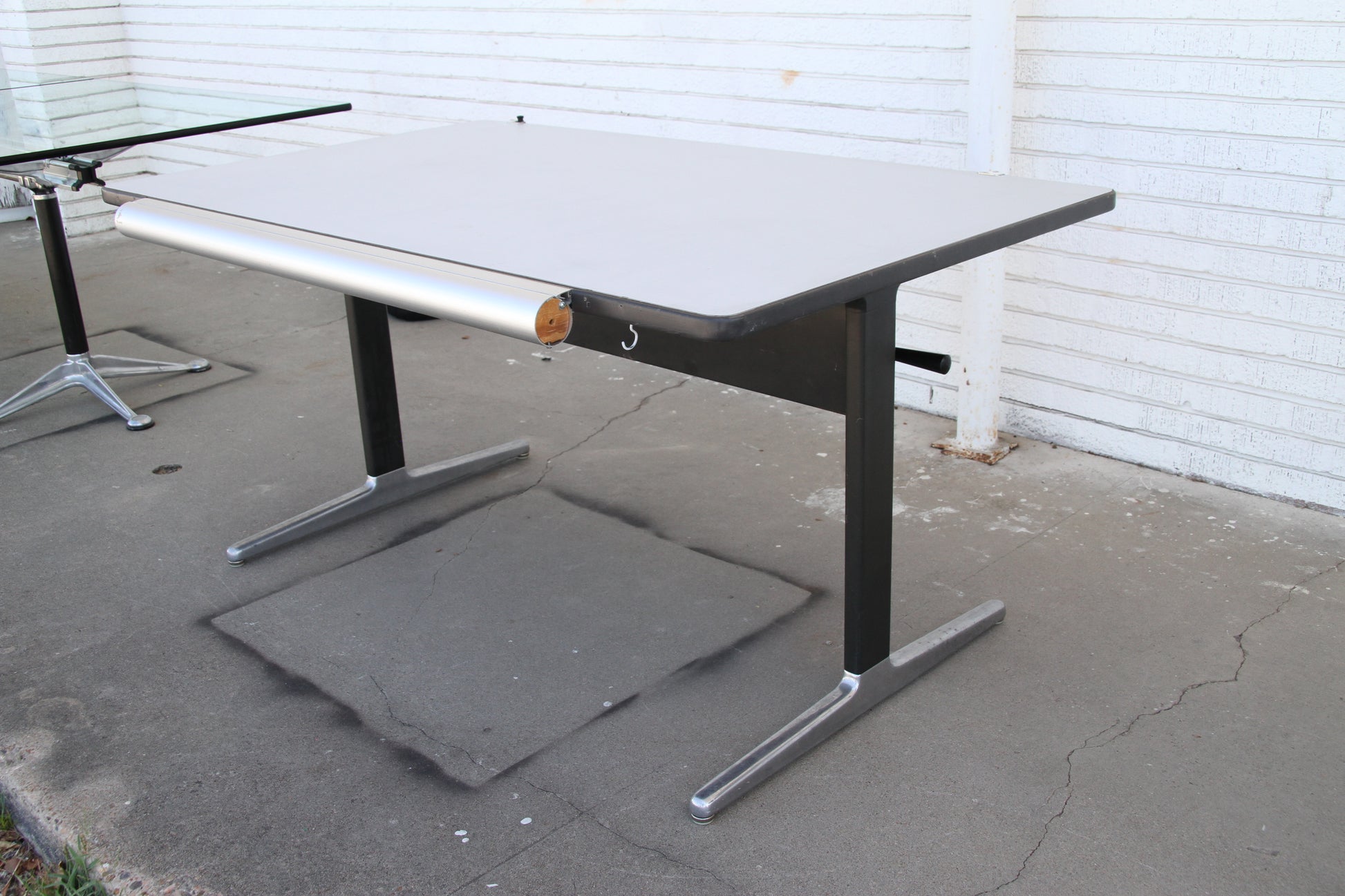 Minimalist drafting desk for digital projects