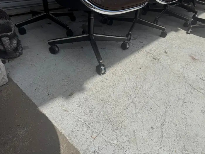Vintage Knoll office seating with brown leather upholstery