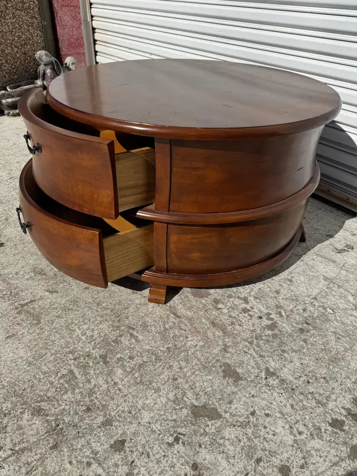 Vintage style round coffee table with storage