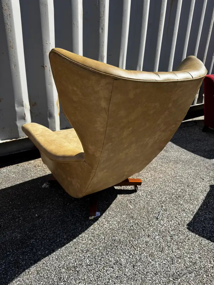 Sculptural leather swivel lounge seating