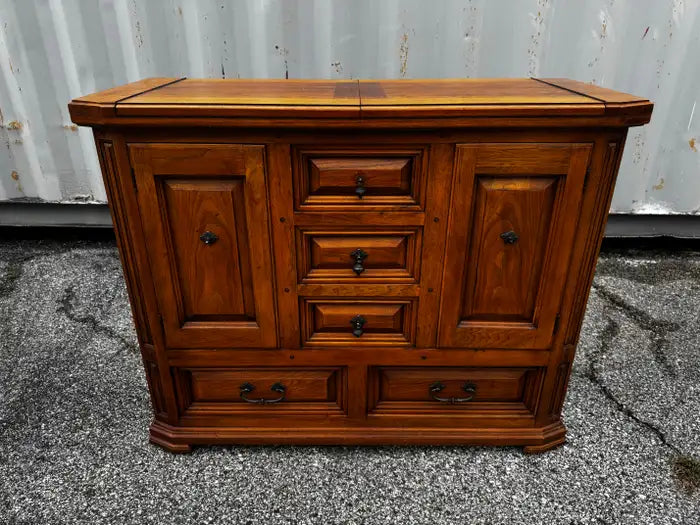 Expandable walnut server for entertaining