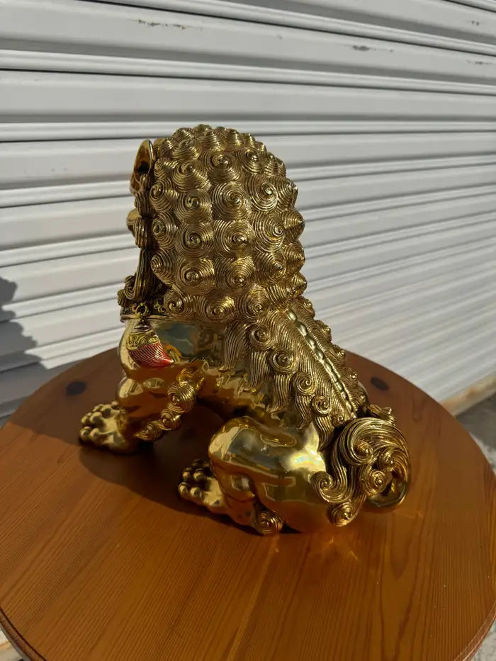 Protective lion statue display