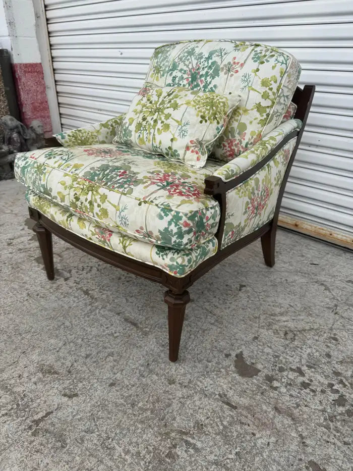 Upholstered accent lounge chair