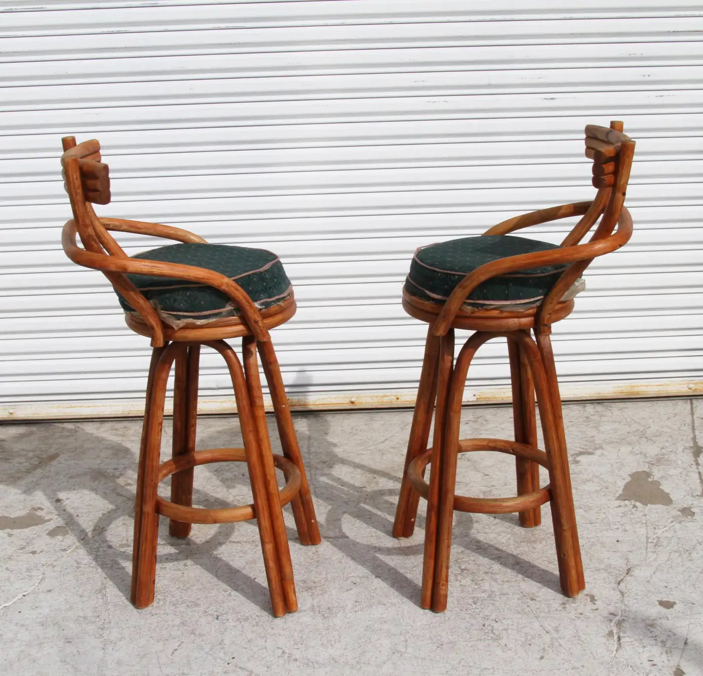 Swivel rattan bar stool with curved wood arms