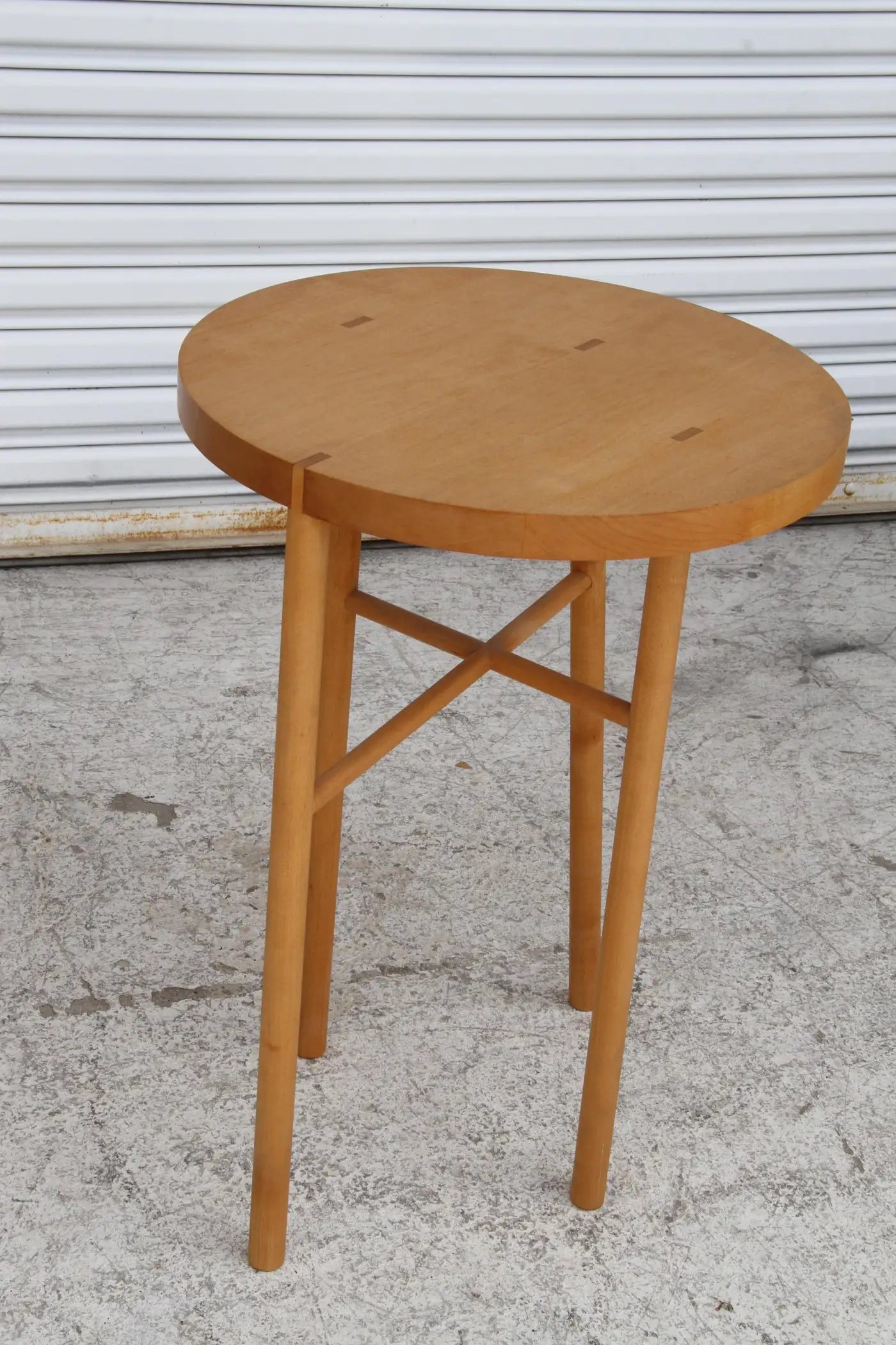 Round table with sleek design by Richard Meier
