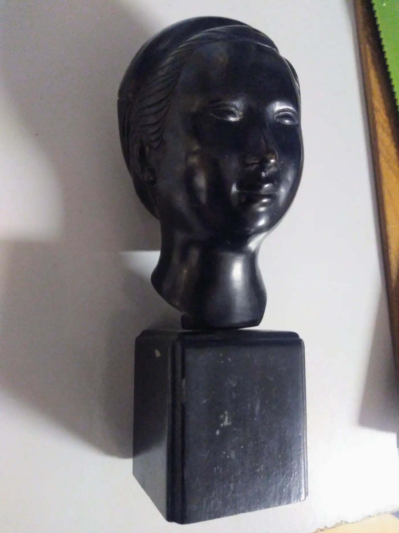 Bronze figurative art by Nguyen Thanh Le