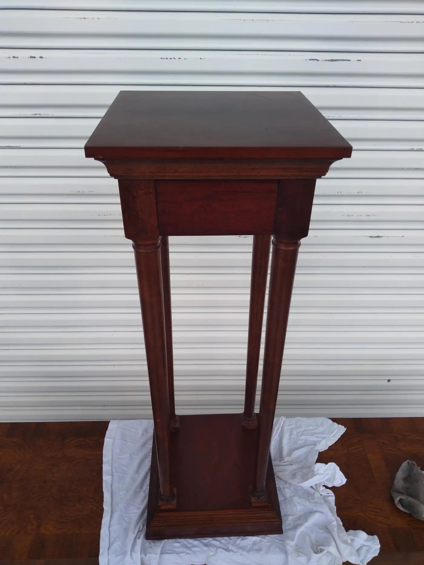 Neoclassical mahogany pedestal table with elegant design