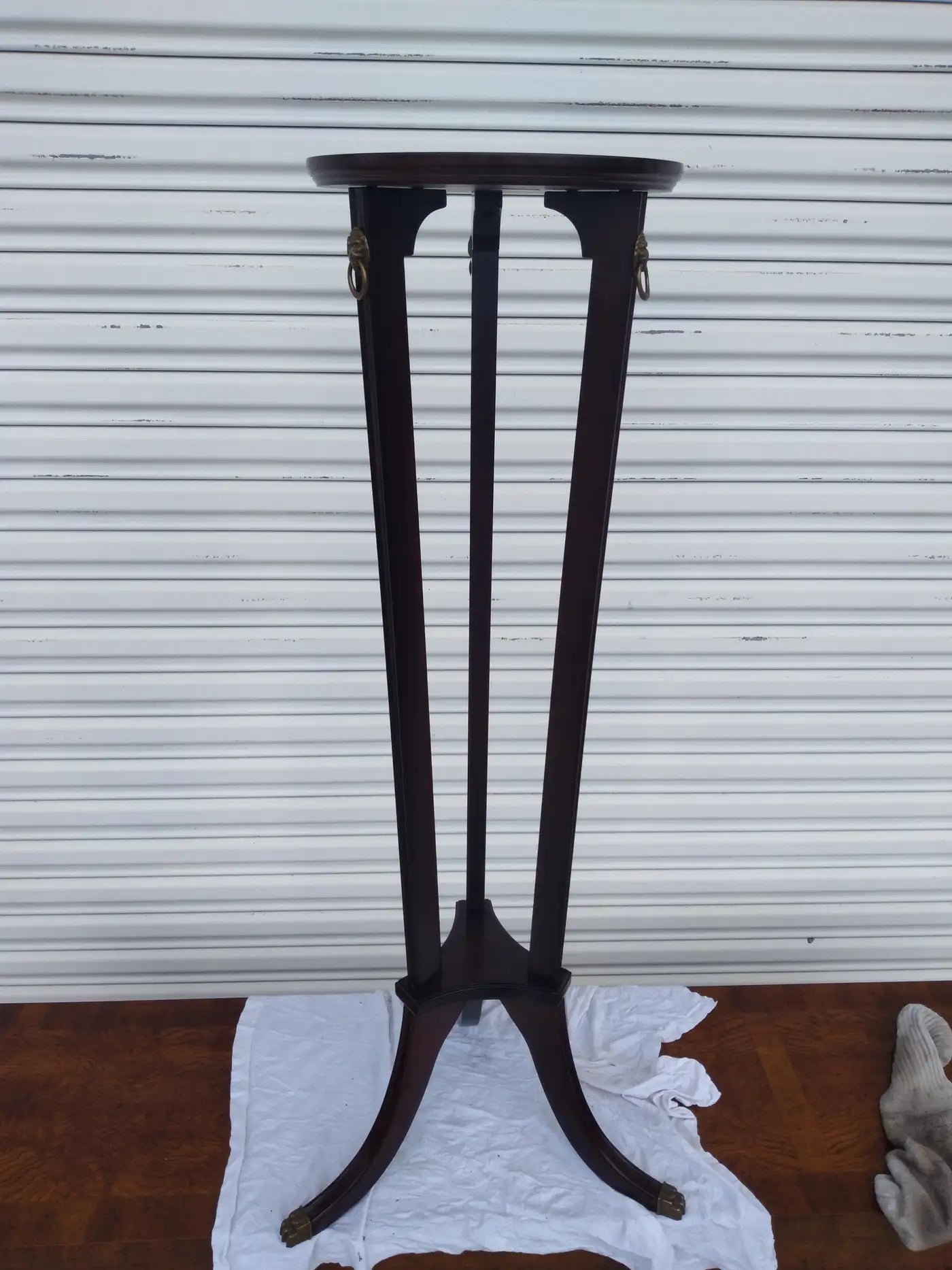 Elegant Regency pedestal table with brass detail