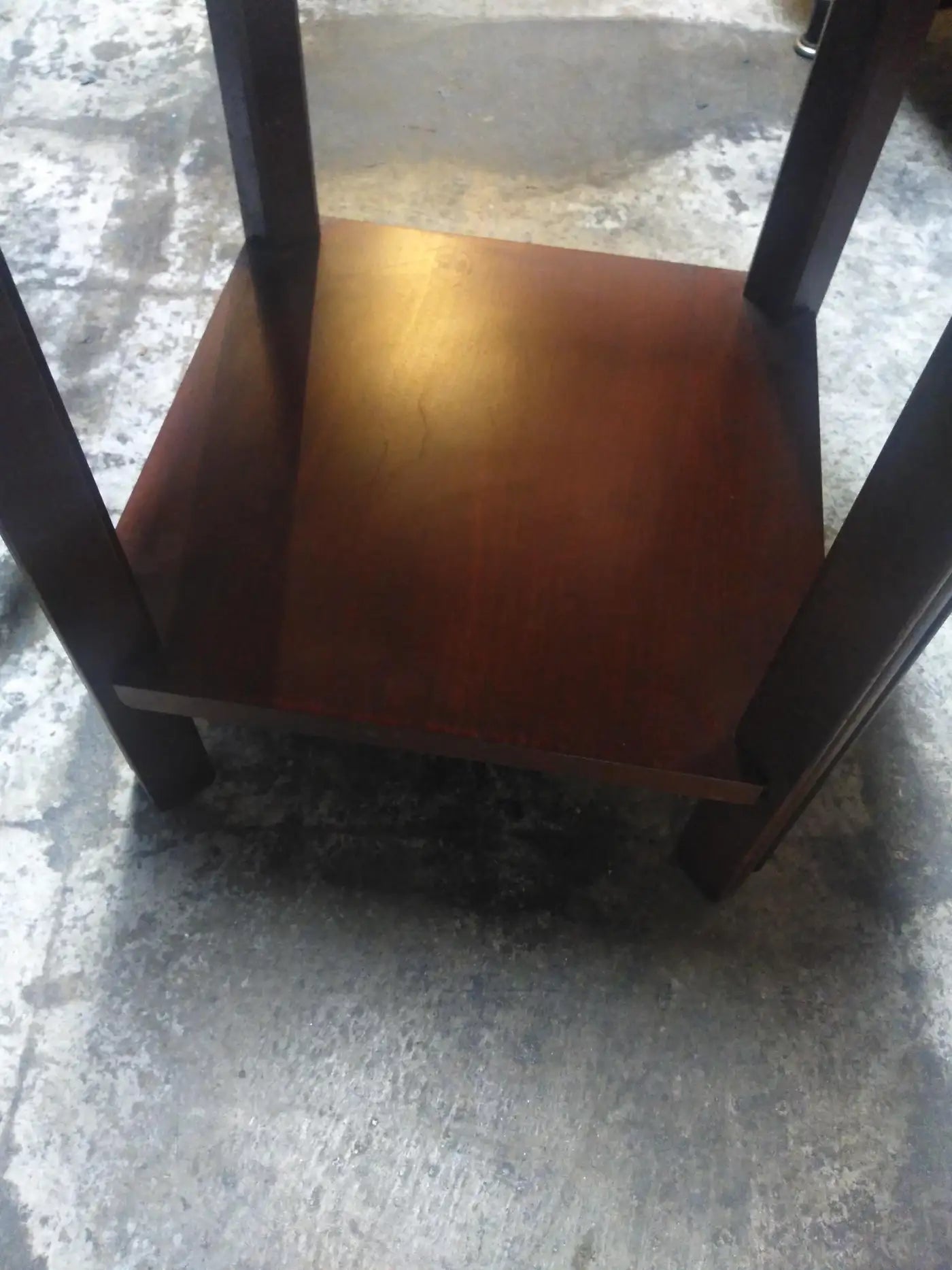 Vintage pedestal stand in mahogany wood