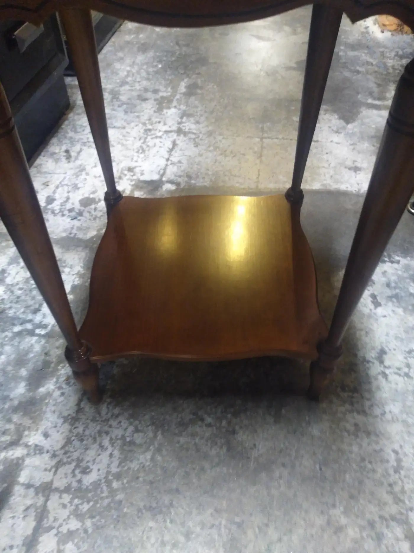 Pedestal stand with shelf in Neoclassical design