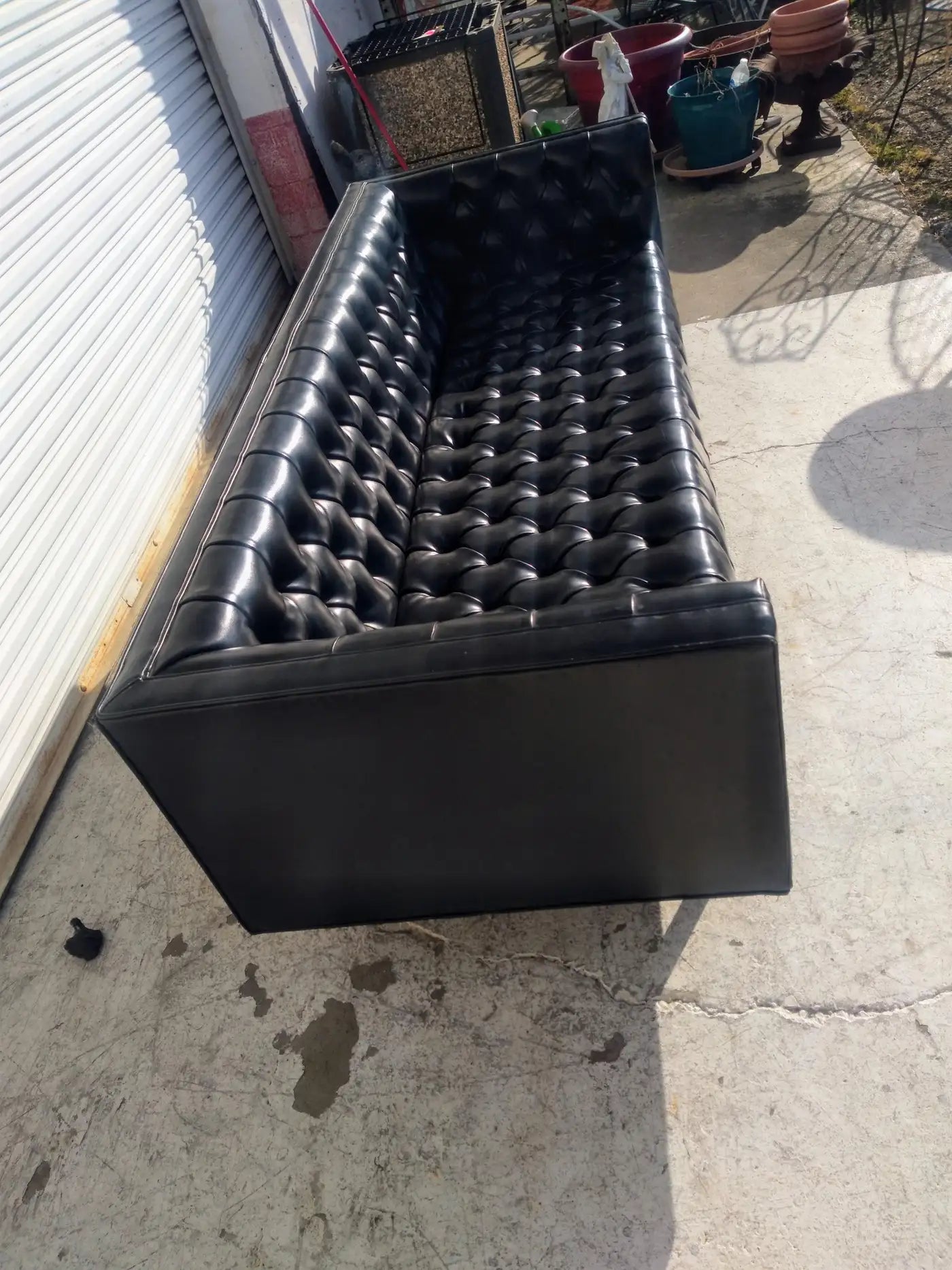 Retro even arm sofa with tufted back and seat