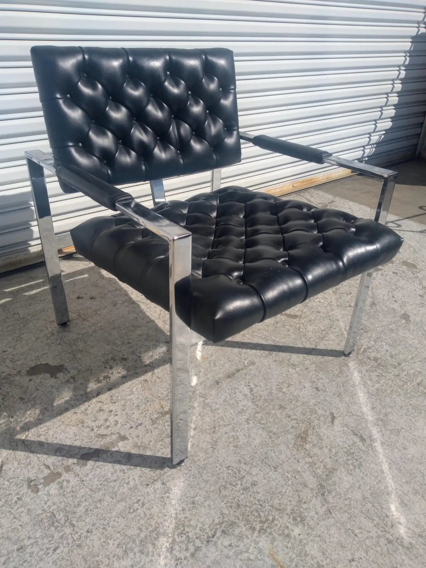 Mid-century modern leather lounge chair by Milo Baughman