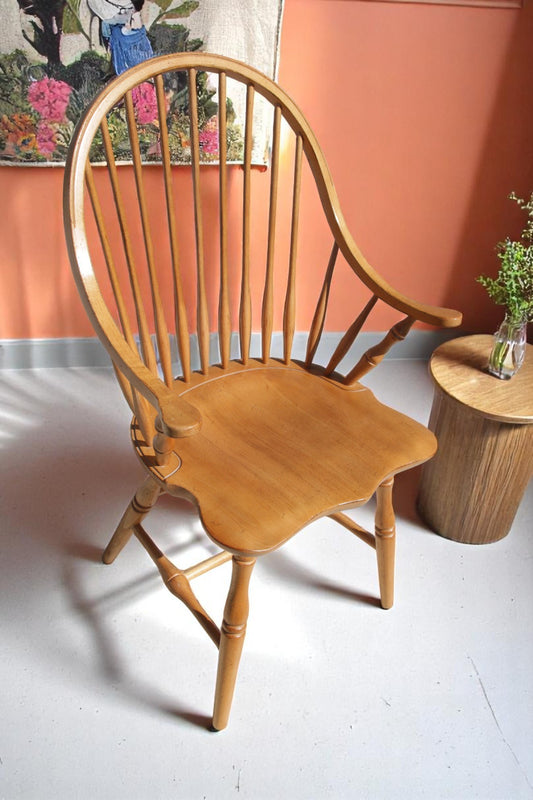 Late 20th Century Amish Continuous Arm Windsor Chair in Maple.