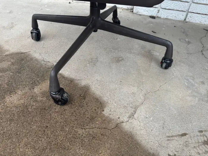 Vintage Eames office seating with aluminum base