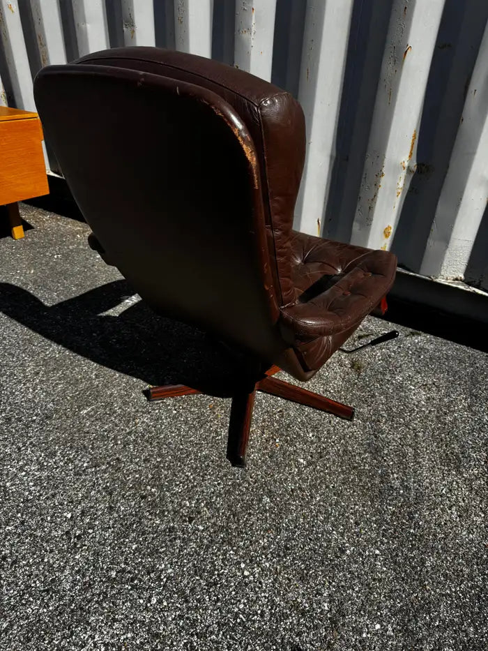 Tufted leather high back lounge chair