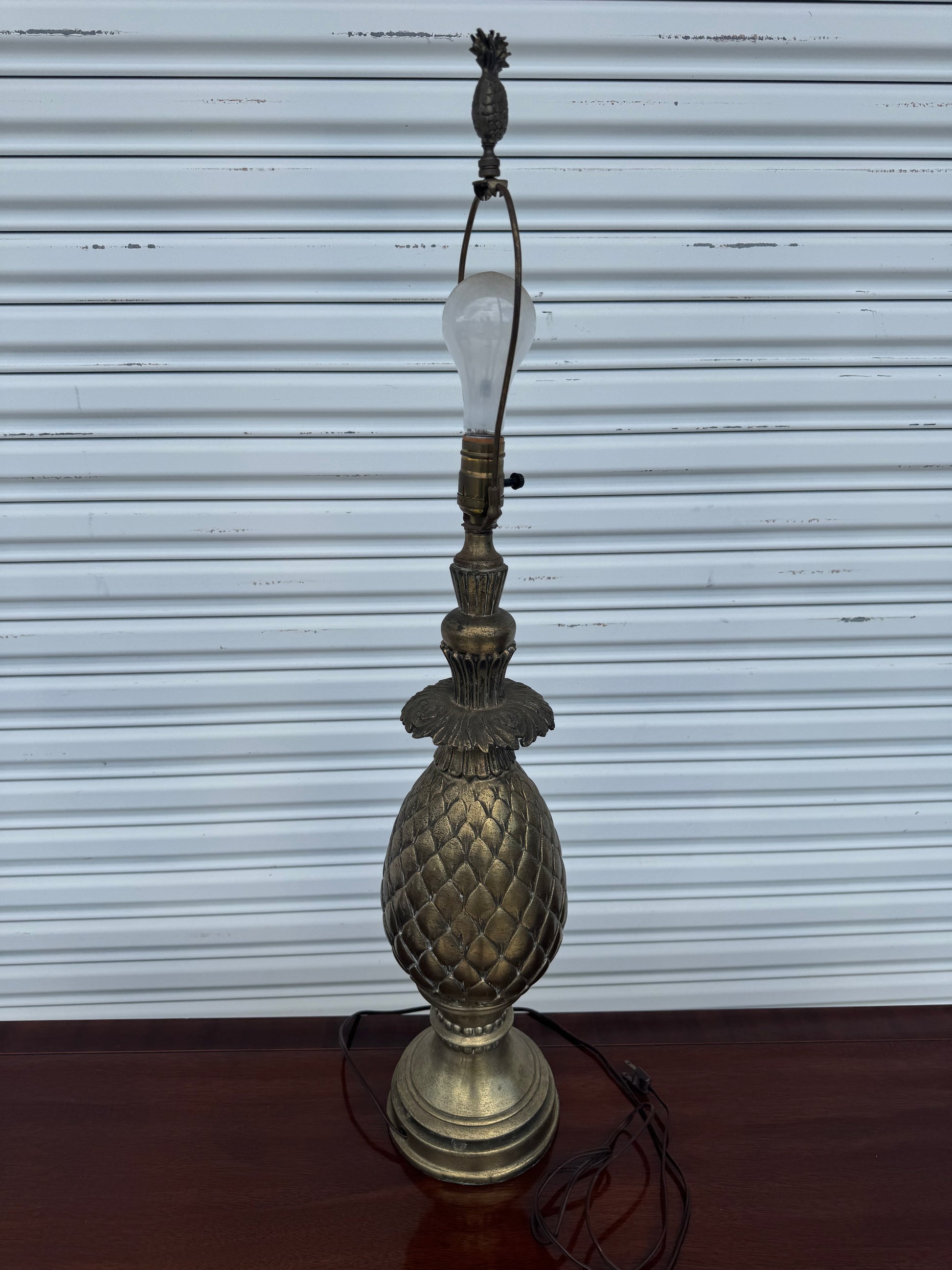 Vintage-style pineapple motif table lamp, brass accent lighting for living room.