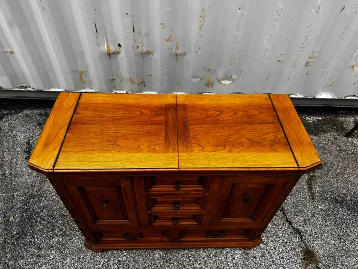 Server photographed on marble surface