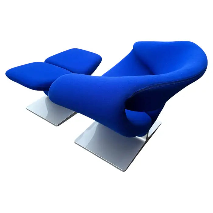 Architectural modern ribbon shaped lounge chairs