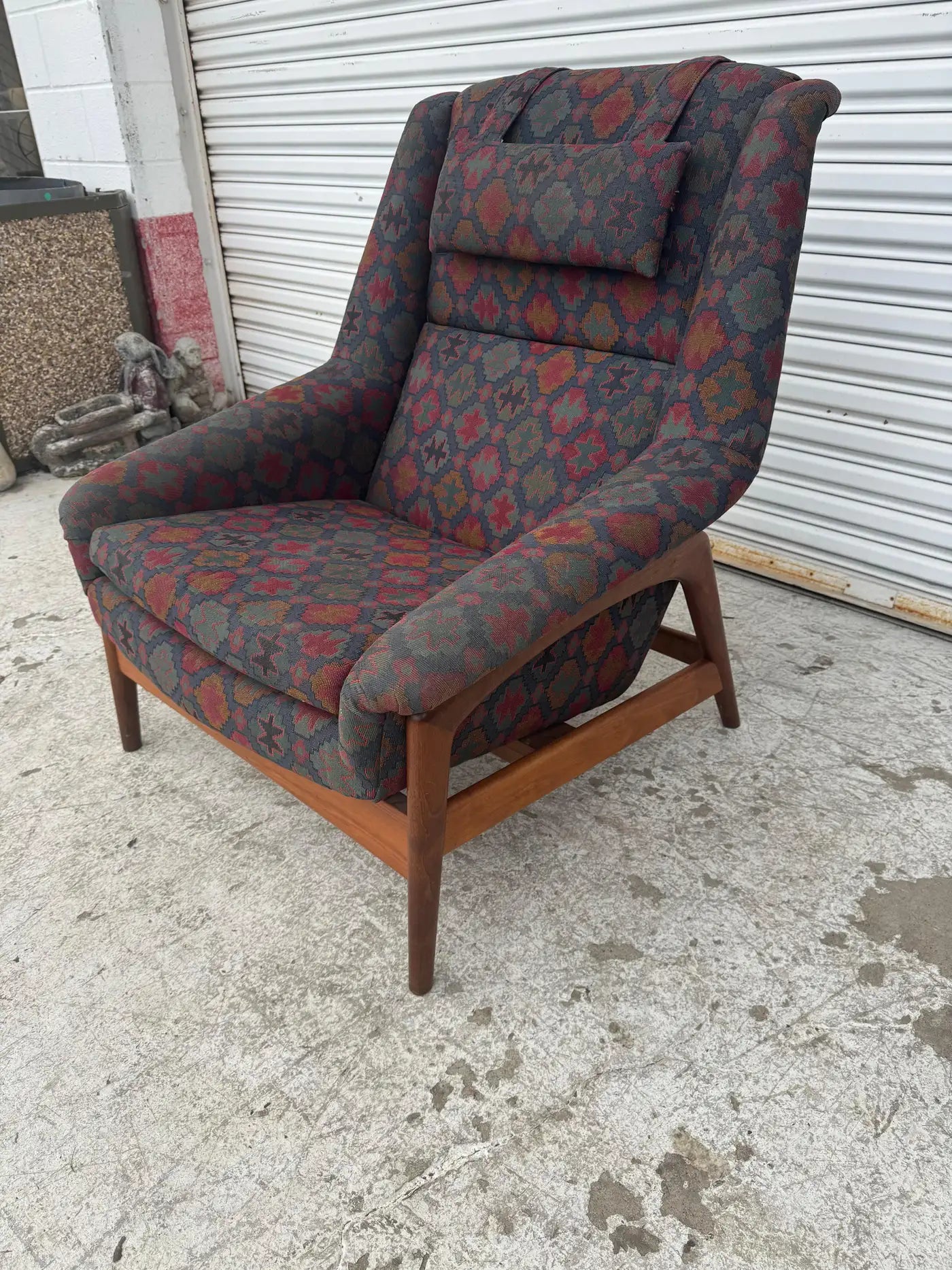 Mid century modern recliner chair with removable headrest pillow and tapered teak legs for stylish home seating.​