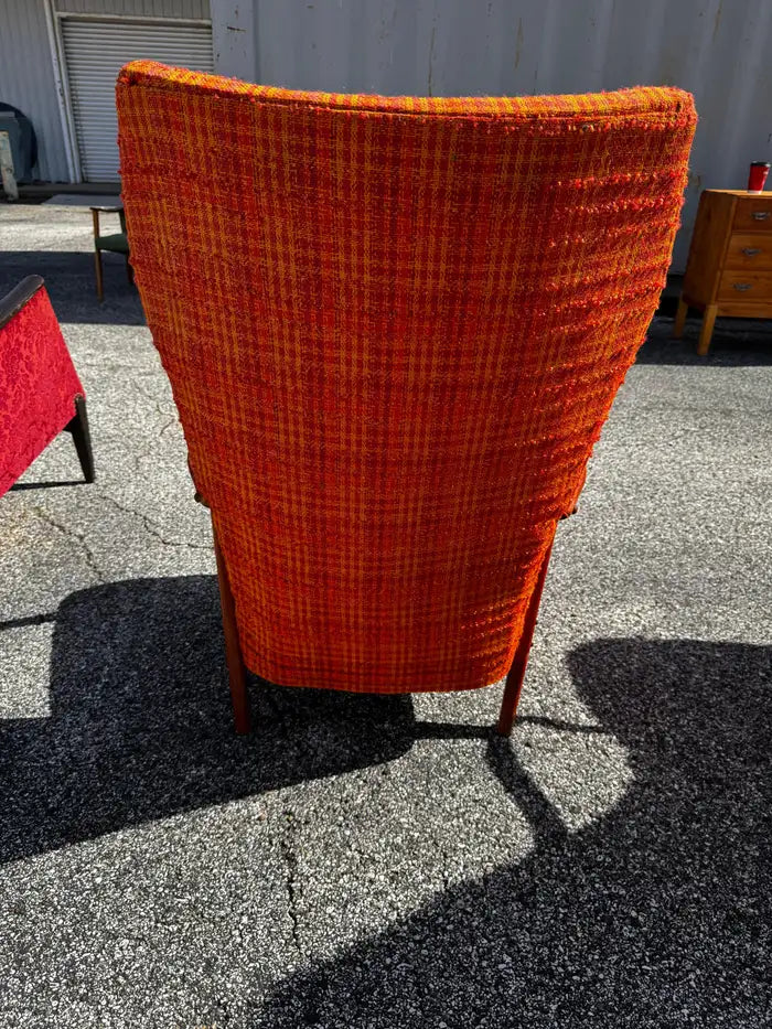 Retro modern tufted living room chair