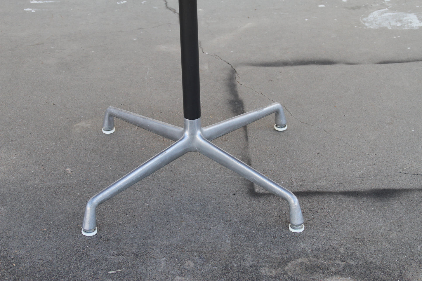 Vintage Modern Dinning table By Herman Miller