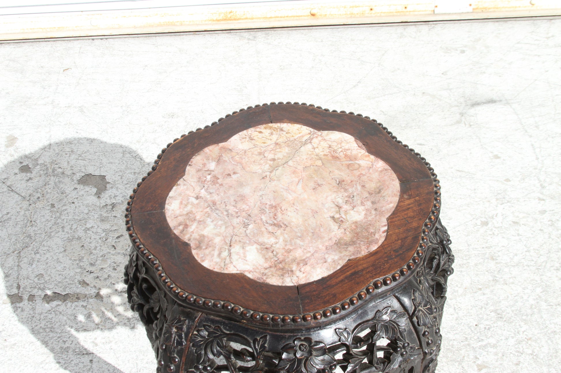 Experience the epitome of Oriental luxury with this exquisite Chinese hardwood pot stand. The marble inset top adds a sophisticated touch to this masterpiece.
