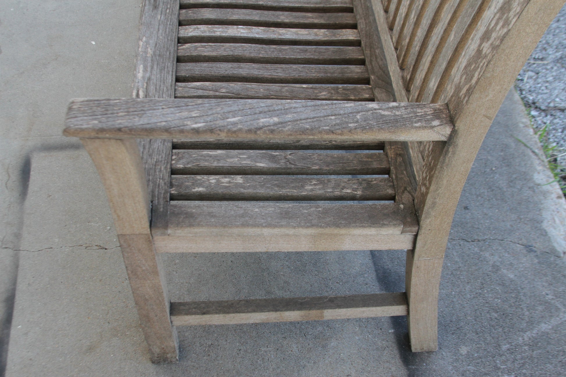 Transform your patio or garden with the sophisticated charm of the Kingsley Bates Outdoor Bench. Its expert design and premium materials make it a focal point for outdoor living.