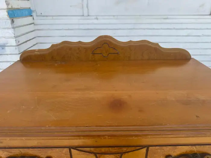 Traditional 4-drawer chest for bedroom furniture