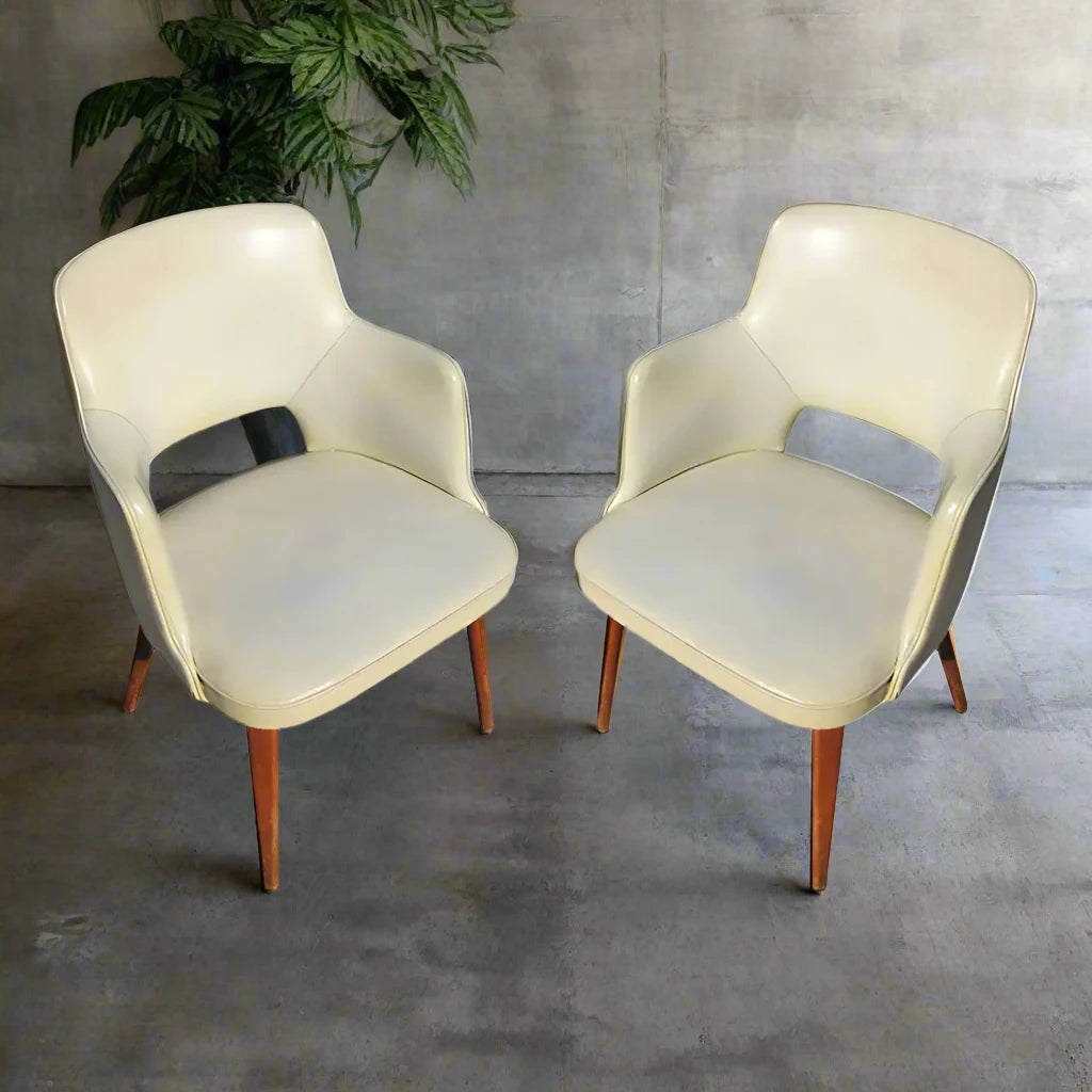 Vintage Thonet side chairs with wood legs Metro Retro Furniture.​