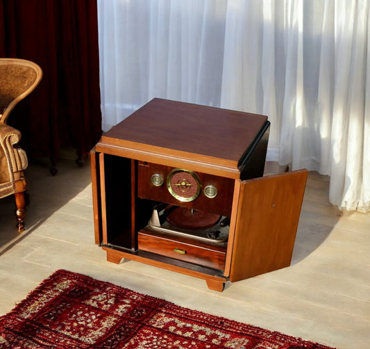 Vintage Crosley turntable and radio combo
