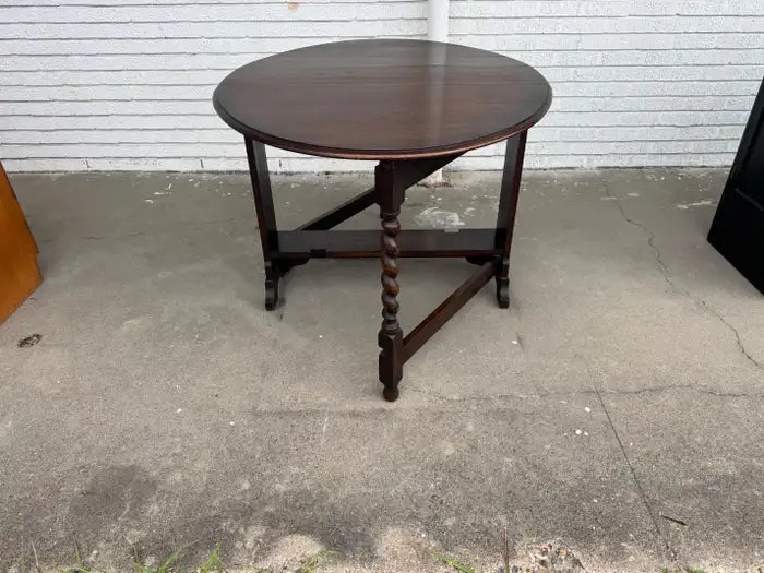 Walnut veneer expandable dining furniture