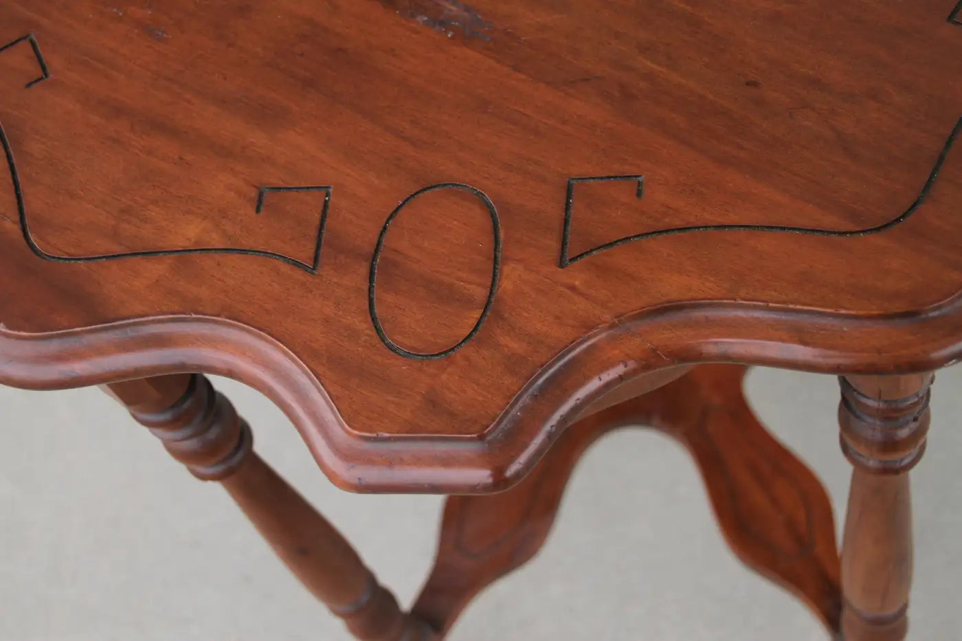 Vintage 6 Leg Scalloped Sided Table